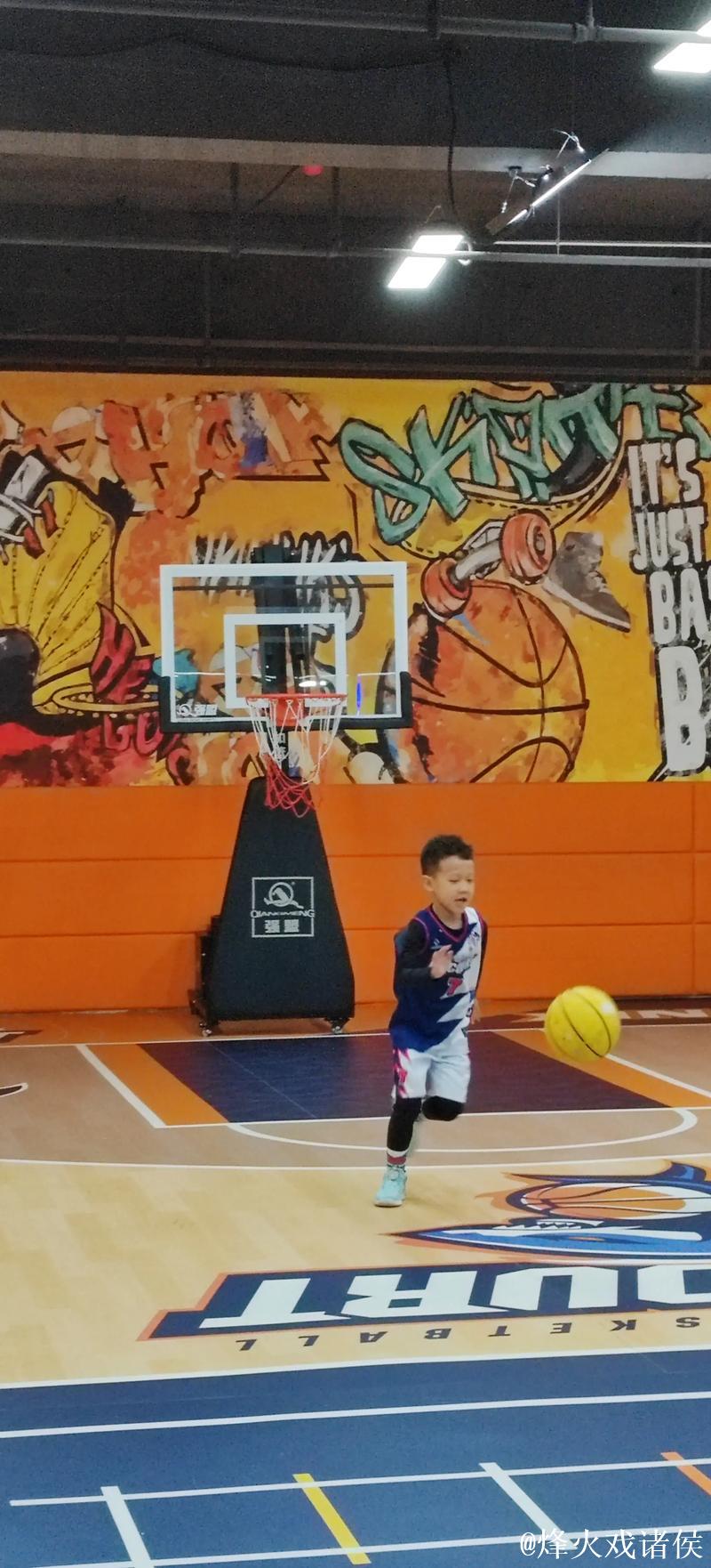 这位五年级的小朋友，球技竟然比我还强！